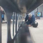 Soldador industrial realizando trabajo de soldadura en taller de Útiles y Galvanotecnia