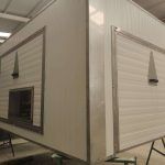 Caseta acústica industrial fabricada a medida con ventana de inspección