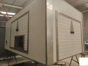 Caseta acústica industrial fabricada a medida con ventana de inspección