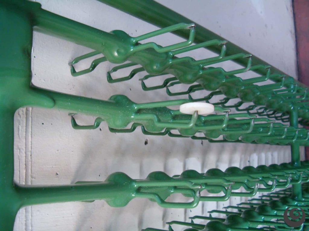Ganchos de bastidor plastificados en verde para galvanotecnia
