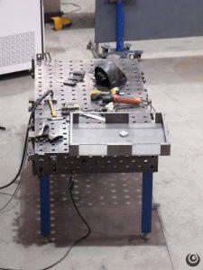 Mesa de soldadura profesional en taller de Útiles y Galvanotecnia