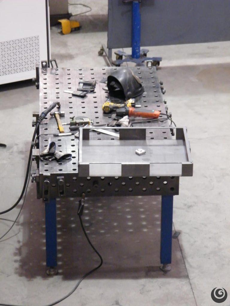 Mesa de soldadura profesional en taller de Útiles y Galvanotecnia