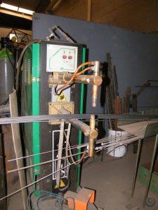 Máquina de soldadura por puntos en taller de Útiles y Galvanotecnia