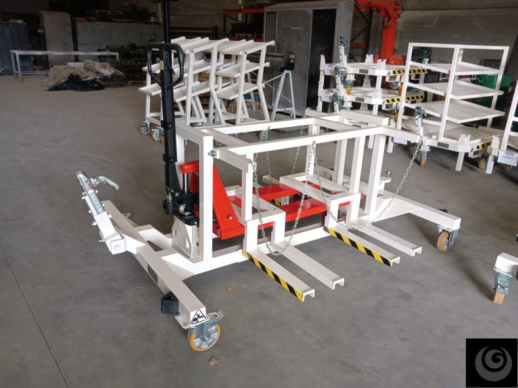 Carro logístico industrial con elevación hidráulica y cadenas de sujeción fabricado a medida