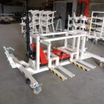 Carro logístico industrial con elevación hidráulica y cadenas de sujeción fabricado a medida