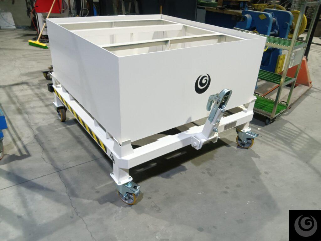 Contenedor autobasculante blanco con ruedas y logo de Útiles y Galvanotecnia